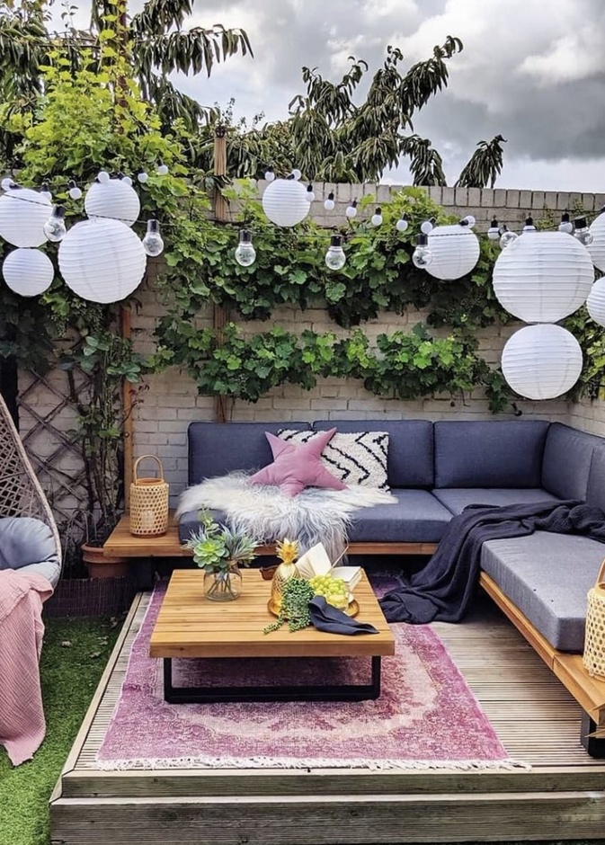 تصميم مقعد خشبي مع الكثير من الأقمشة لمظهر مبهج