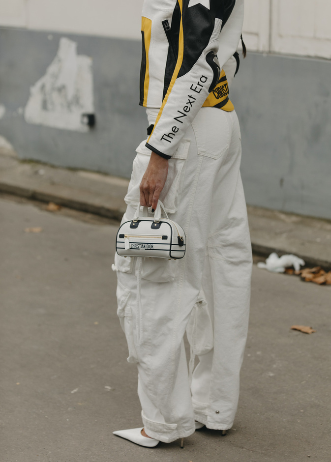 سراويل الكارغو تعيدنا إلى أيام المراهقة فكيف تنسقيها بأفضل طريقة؟