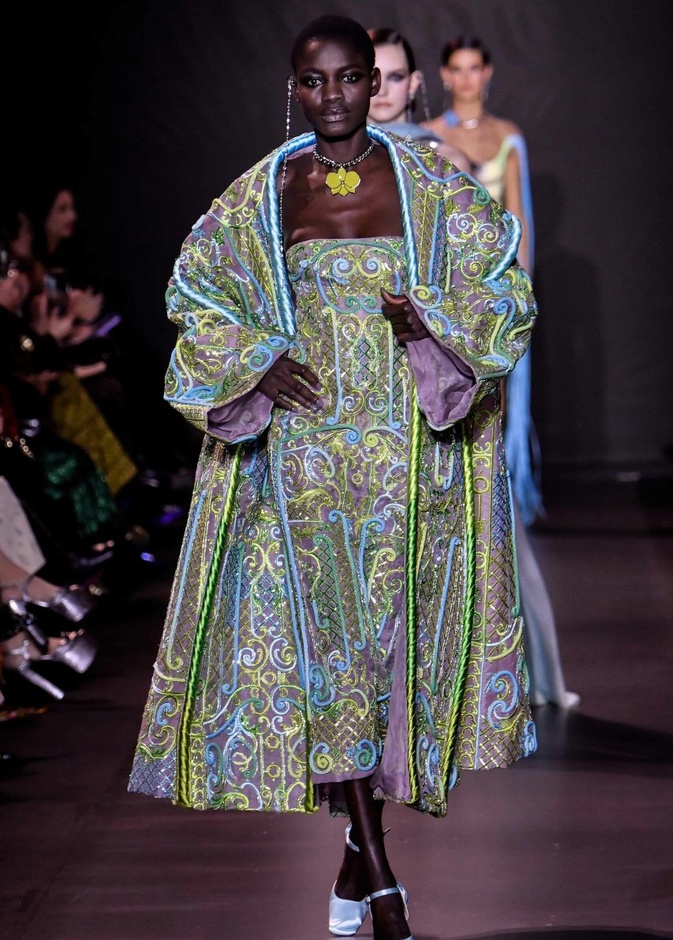 البلايزر والكاب يسيطران على موضة فساتين هوت كوتور ربيع وصيف 2023 والنجمات يعتمدن هذه الصيحة الفخمة!