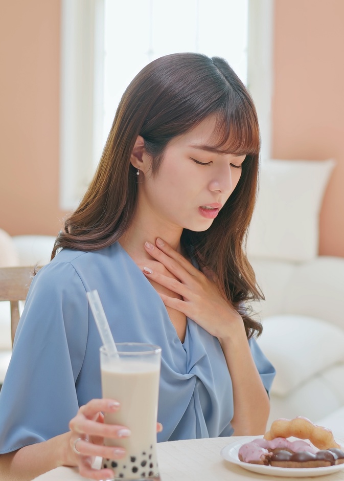 حرقة المعدة ومرارة الفم أحد أعراض الالتهاب المعدي المريئي