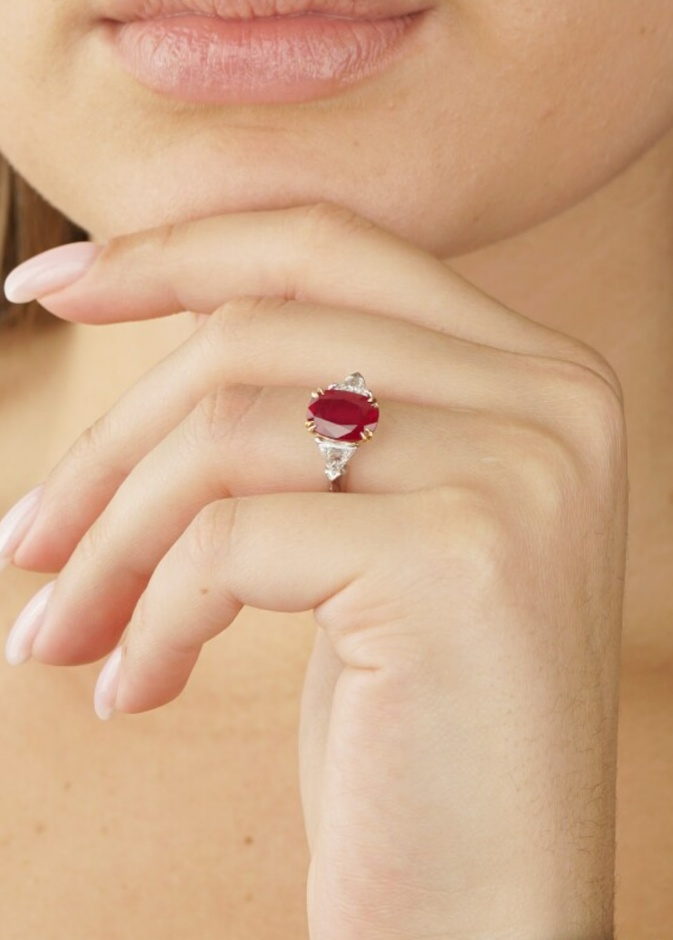 خاتم مرصع بالألماس والروبي البورمي من هاري وينستون Harry Winston - الصورة عن سوذبيز Sotheby's 