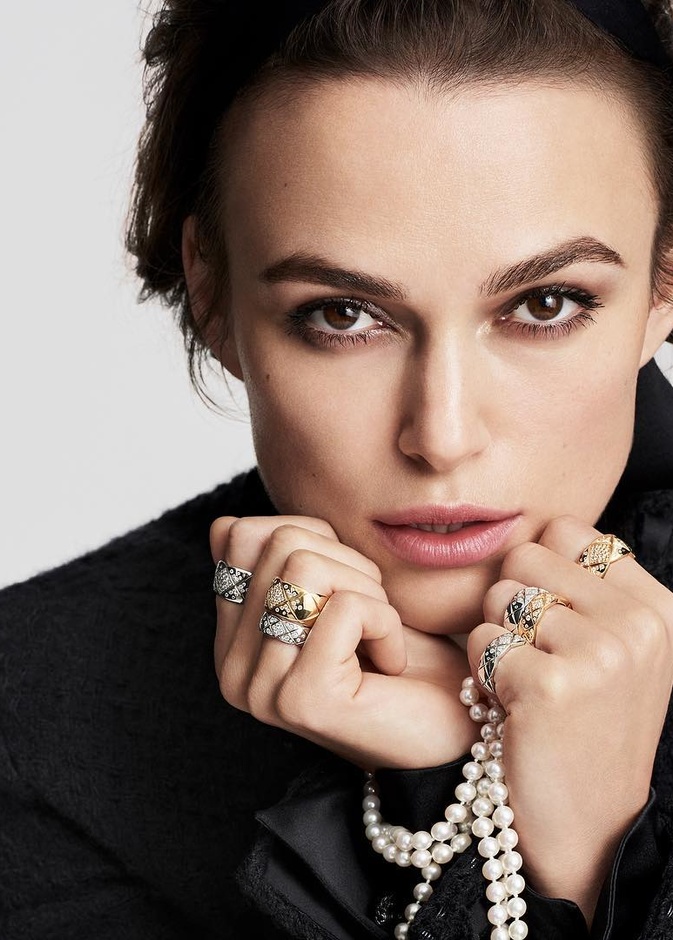 اكتشفي مجوهرات كيرا نايتلي Keira Knightley الأيقونية من الدور العالمية المختلفة