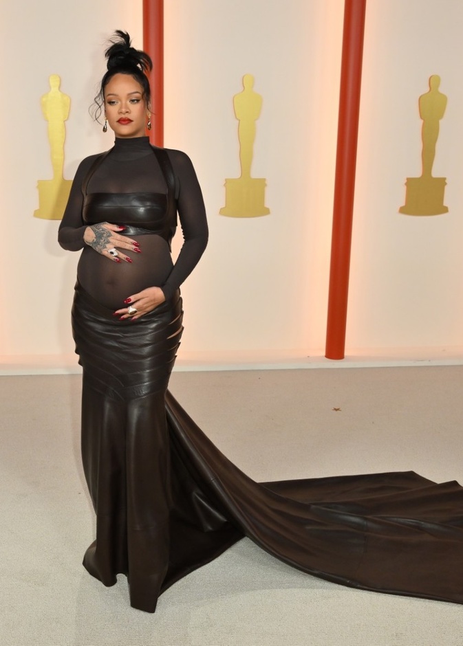 بعد أن كان اخفاء الحمل أمراً أساسياً… نجمات تألقن بأجمل اطلالات الحمل على السجادة الحمراء