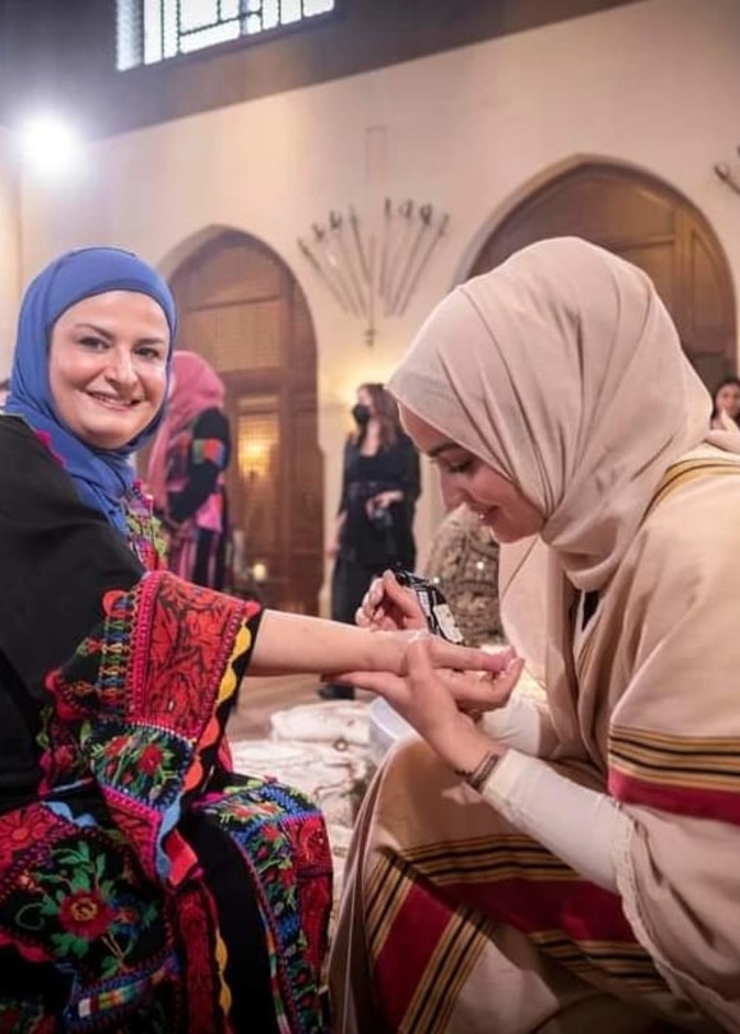 زين الشرف تقوم برسم الحناء على يد ضيوف الأميرة إيمان 