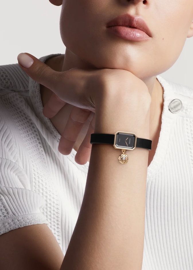 تصاميم ساعات ذهب أصفر فخمة بارزة لصيف 2023