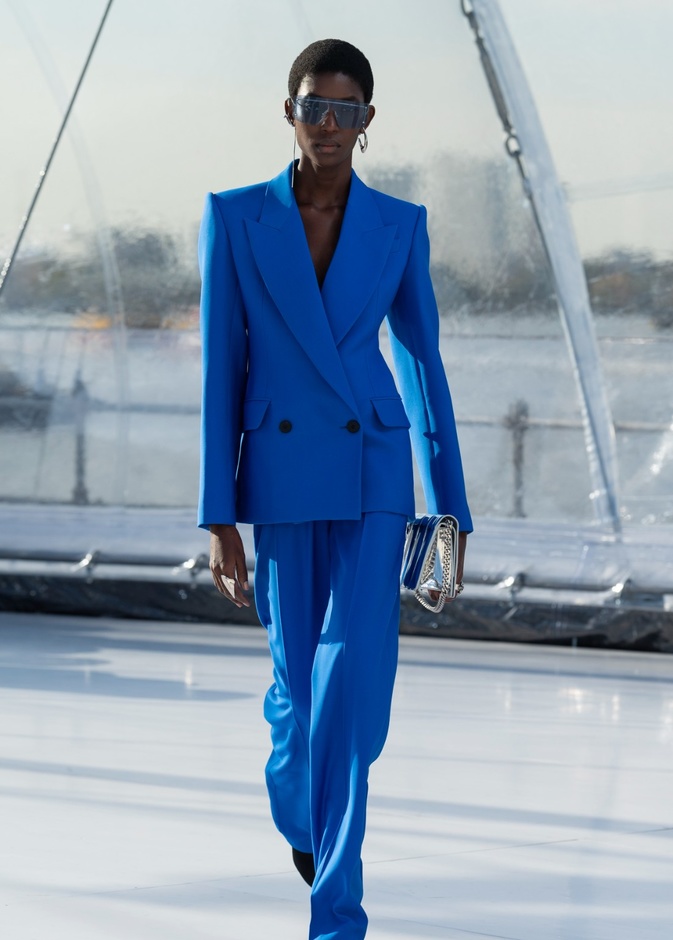 7 مجموعات برزت فيها إطلالات زرقاء في عروض ربيع وصيف 2023