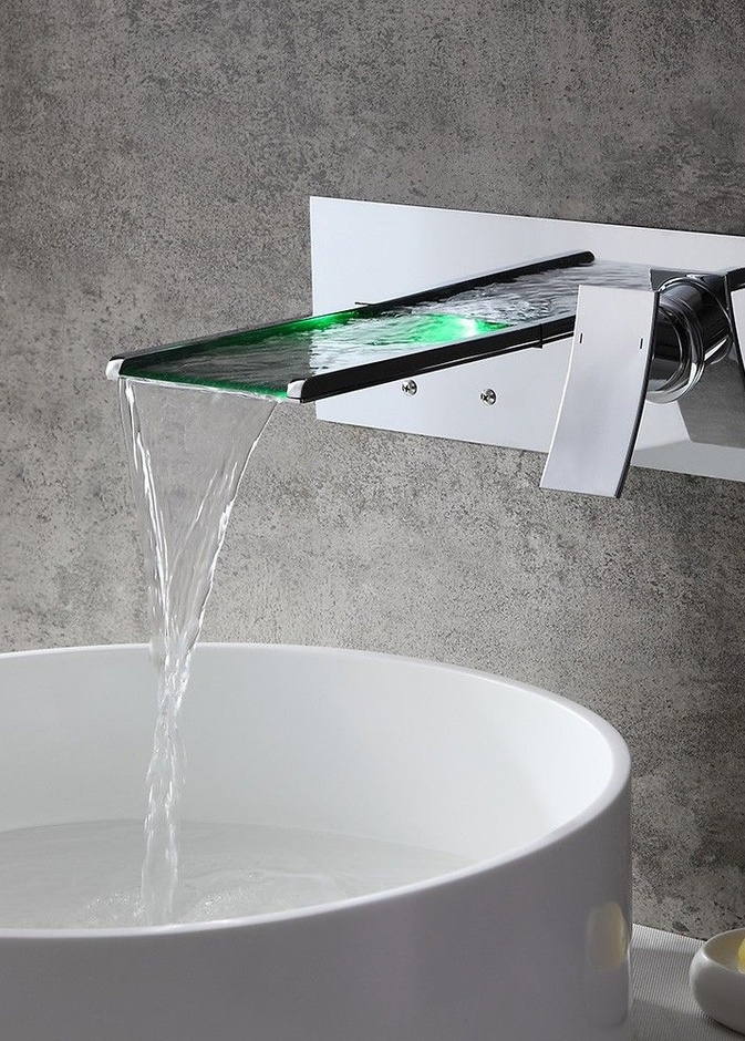 صنبور مياه شلال باللون الفضي