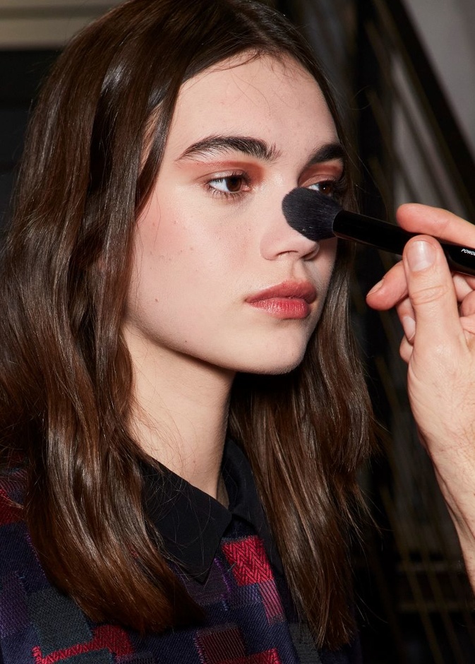 كيف تُطبقين أحمر الخدود حسب شكل وجهك وتجعلين ملامحك تبدو أنحف بالمكياج