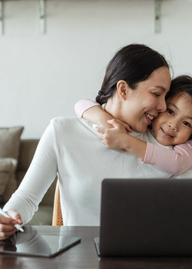 طرق لدعم الأمهات العاملات في وظائفهن