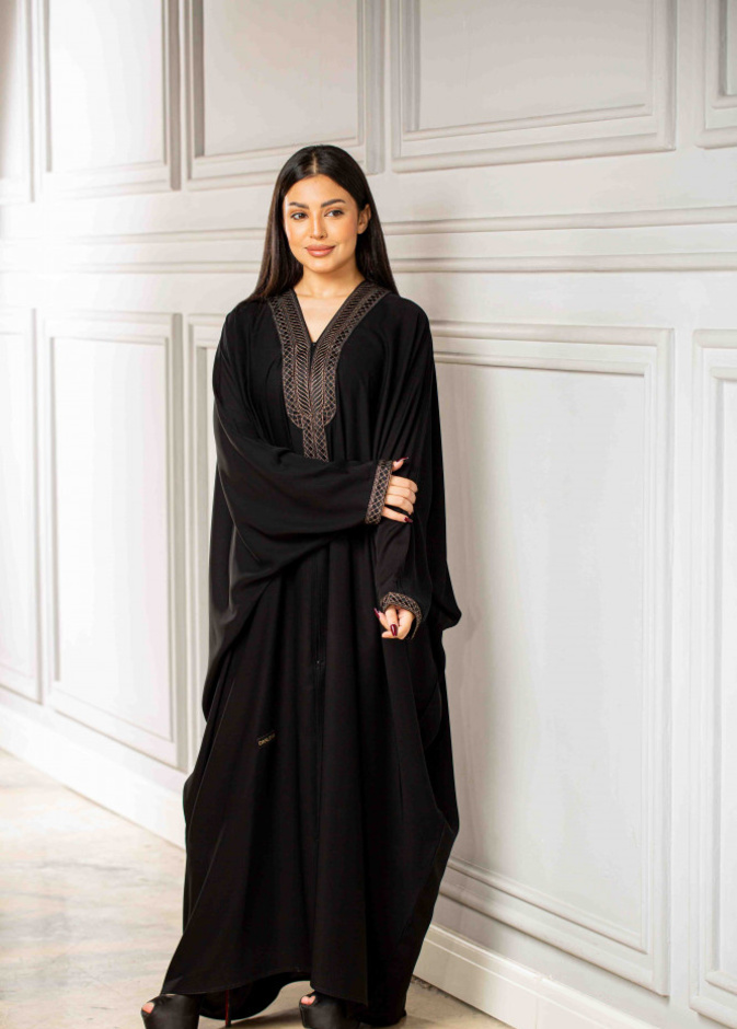 10 تصاميم عبايات بتصميم "البشت" من دور أزياء سعودية