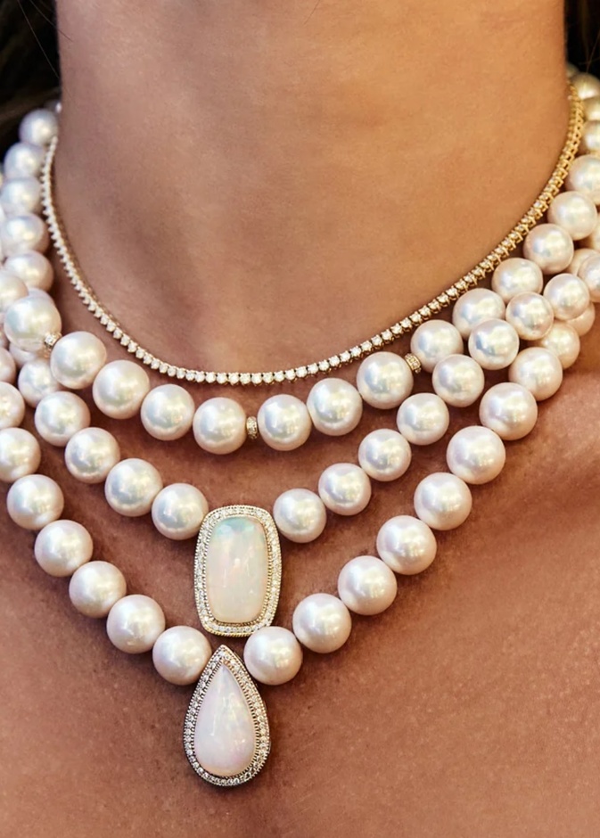 عقد مرصع باللؤلؤ والأوبال من جاكي عايش Jackie Aiche