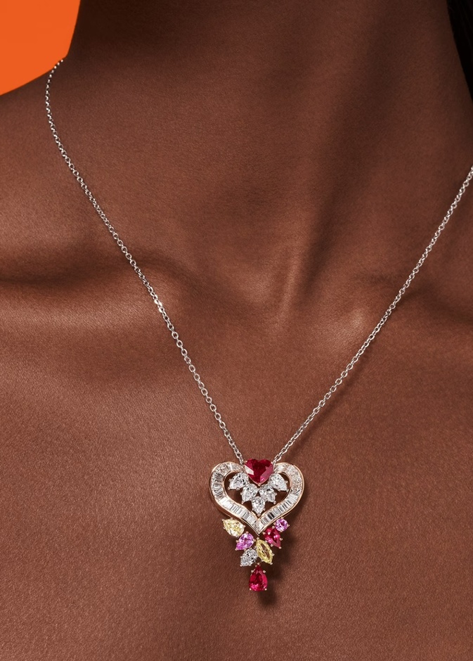 قلادة Winston Promise المرصعة بالألماس الأبيض والأصفر والروبي والياقوت الوردي من هاري وينستون Harry Winston