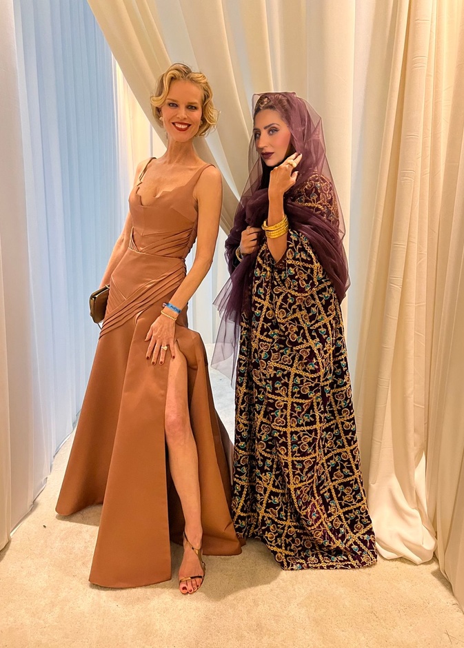 مصممة الأزياء أروى العماري مع سفيرة العلا تبتكر عارضة الأزياء إيڤا هيرزيغوڤا