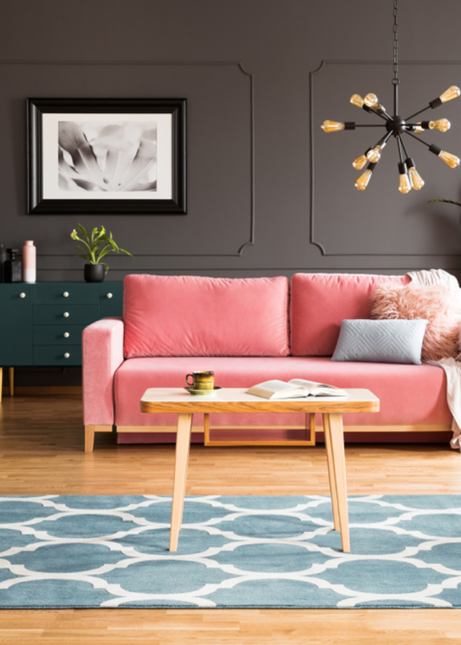 يتيح الطلاء الداكن للغرفة أن تظهر أكبر وأطول مما قد يكون