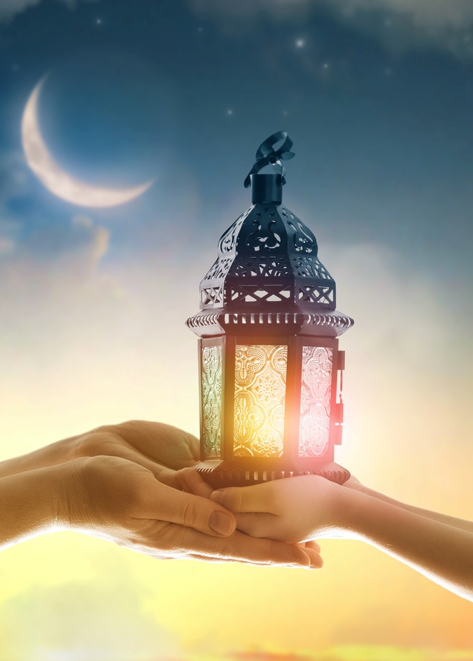 يجب أن يشاركك زوجك فرحة تزيين منزل الزوجية لاستقبال رمضان