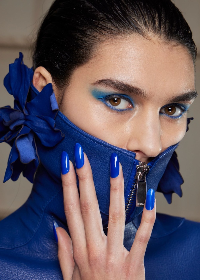 ألوان المناكير النيلية القوية من دار Off White