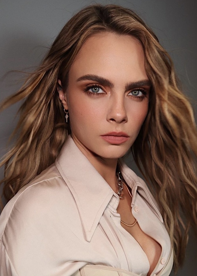 مكياج كارا ديليفن من حساب هانغ فانغو على انستغرام