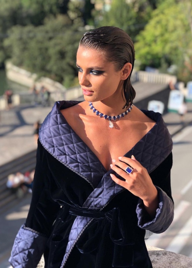 اكتشفي تصاميم مجوهرات تايلور هيل Taylor Hill المبهرة من دور المجوهرات العالمية