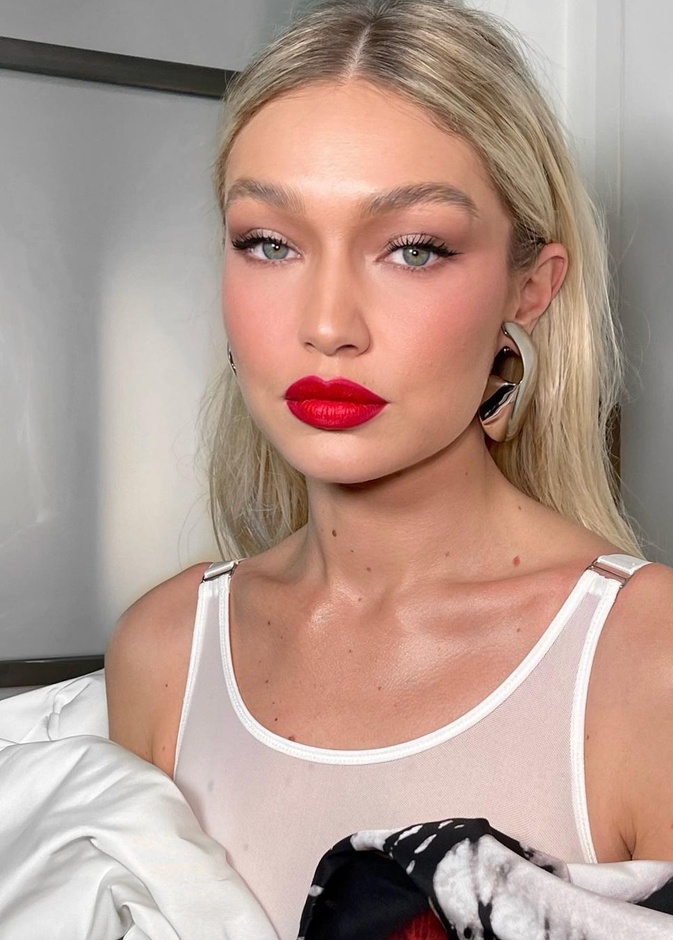 جيجي حديد تُوجه صيحات الجمال بـ 3 إطلالات جديدة لها ..إعتمدي طريقتها 