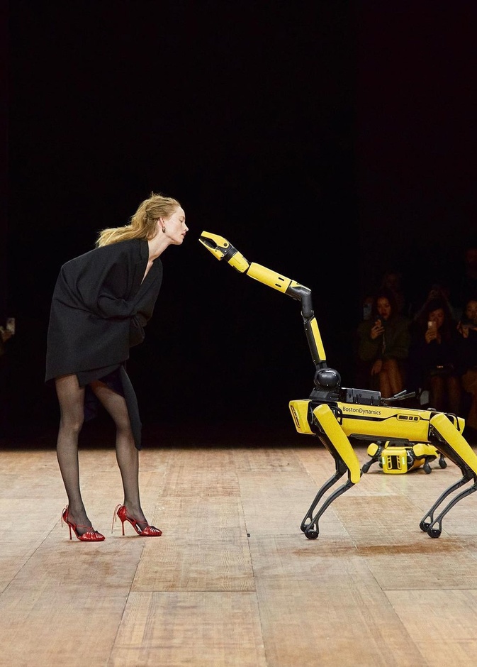 دار Coperni تخطف الأنظار مرّة جديدة... مواجهة بين عارضة الأزياء وروبوت على سترة