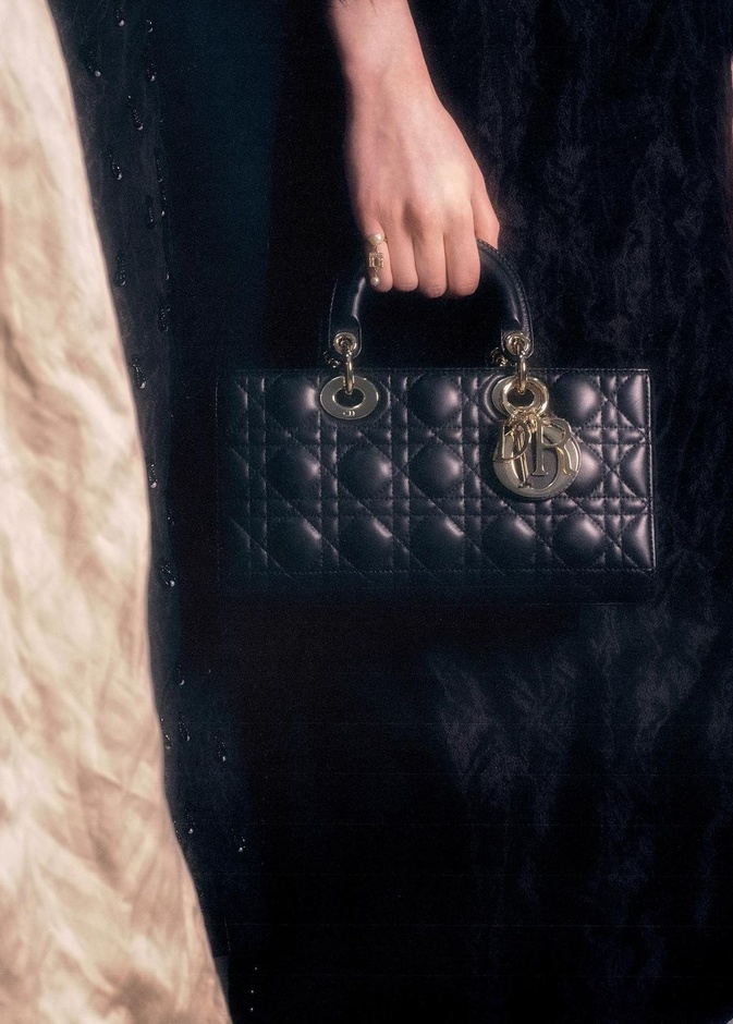 أسرار وقصص غريبة وراء تصميم أشهر حقائب الماركات العالمية