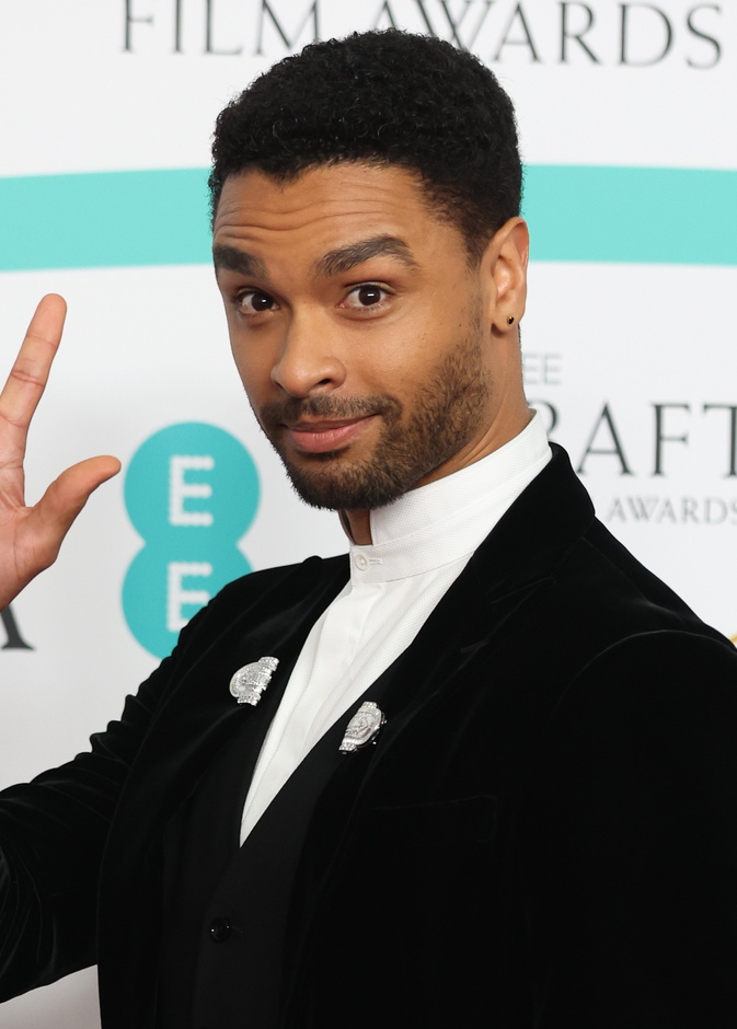 الممثل Regé jean page يتألق بمجوهرات Boucheron