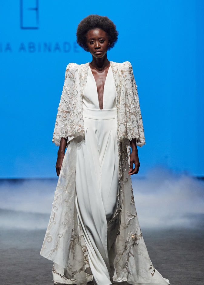 المصممة لميا أبي نادر للمرة الأولى في أسبوع دبي للموضة..  أناقة البهجة والفرح