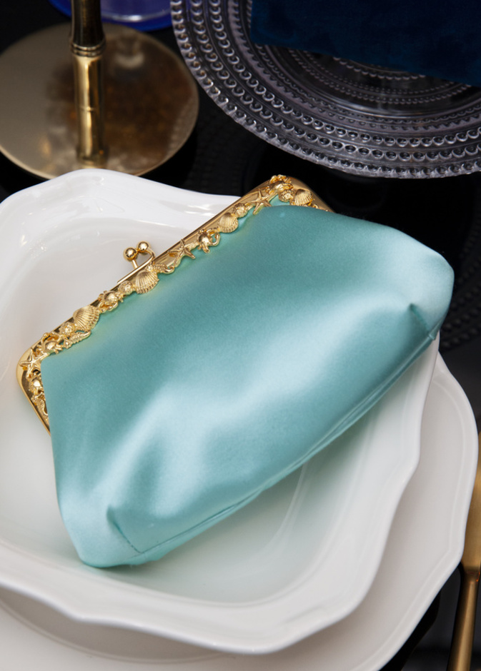 حقيبة لافتة من Amato Daniele تناسب إطلالات رمضان من حيث التصميم واللّون