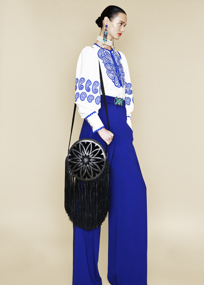 إطلالة باللّونين الأزرق والأبيض من Andrew Gn