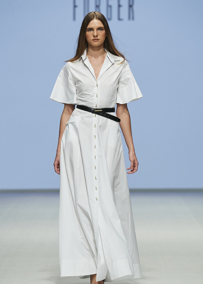 إطلالة بفستان أبيض محتشم من Atelier Forger