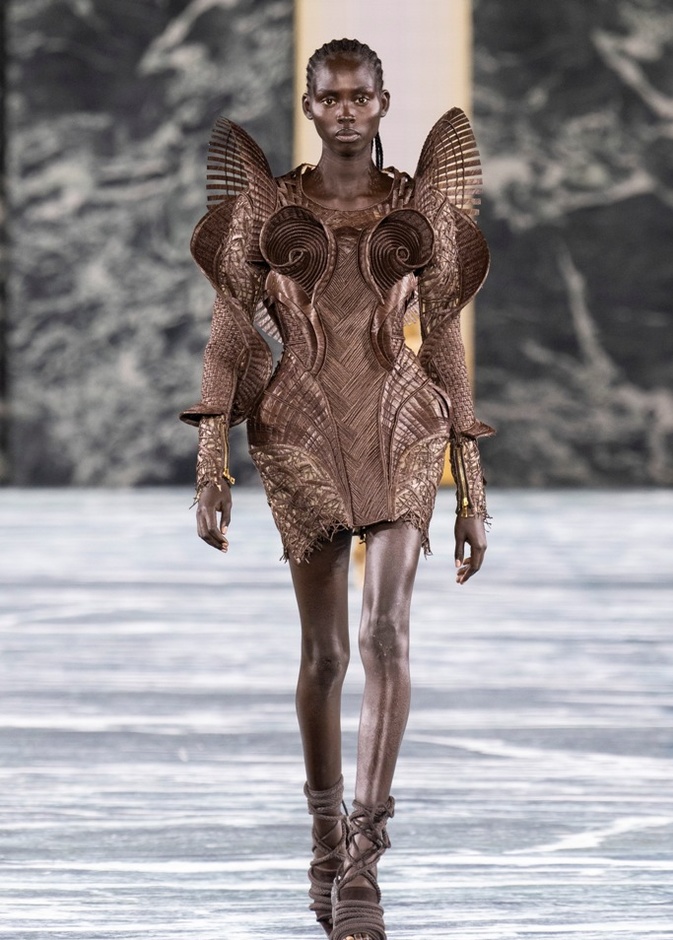 7 دور أزياء بعثت المرح في سماء عالم الموضة لربيع وصيف 2023