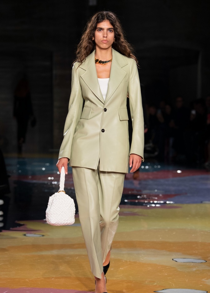 عودة البساطة والقطع اليومية إلى خزاناتنا