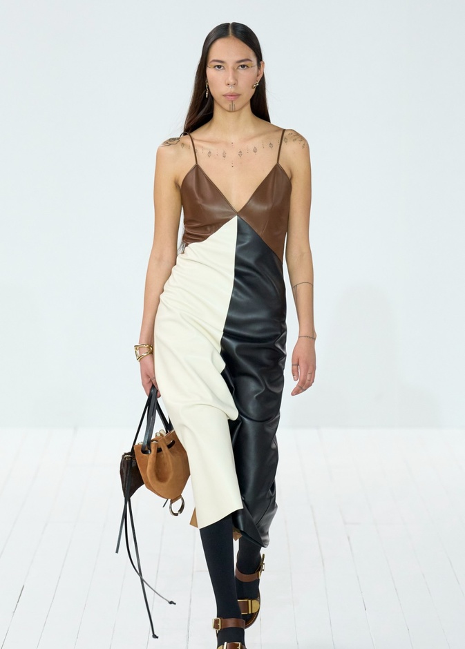 مجموعة Chloe لخريف وشتاء 2023-2024 تستكشف الأنوثة مع شغف التصاميم المستدامة