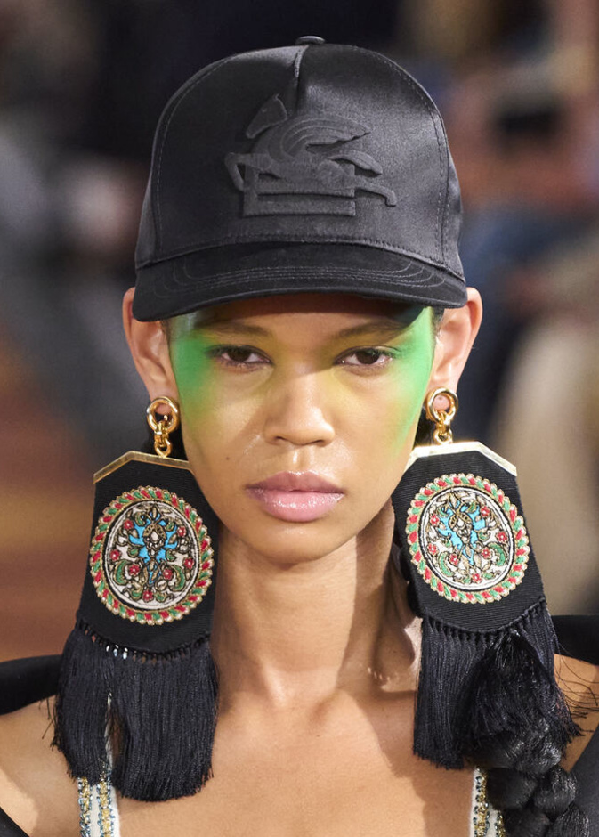 صيحات أقراط صيف 2023 بأحجام كبيرة فهل تجرؤين؟