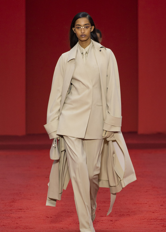 10 قطع أساسية يجب أن تتوفر في خزانة كل امرأة عاملة