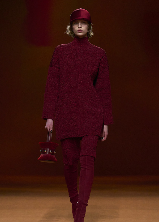 مجموعة هرمس لخريف 2023 تصاميم كلاسيكية بدرجات نارية دافئة