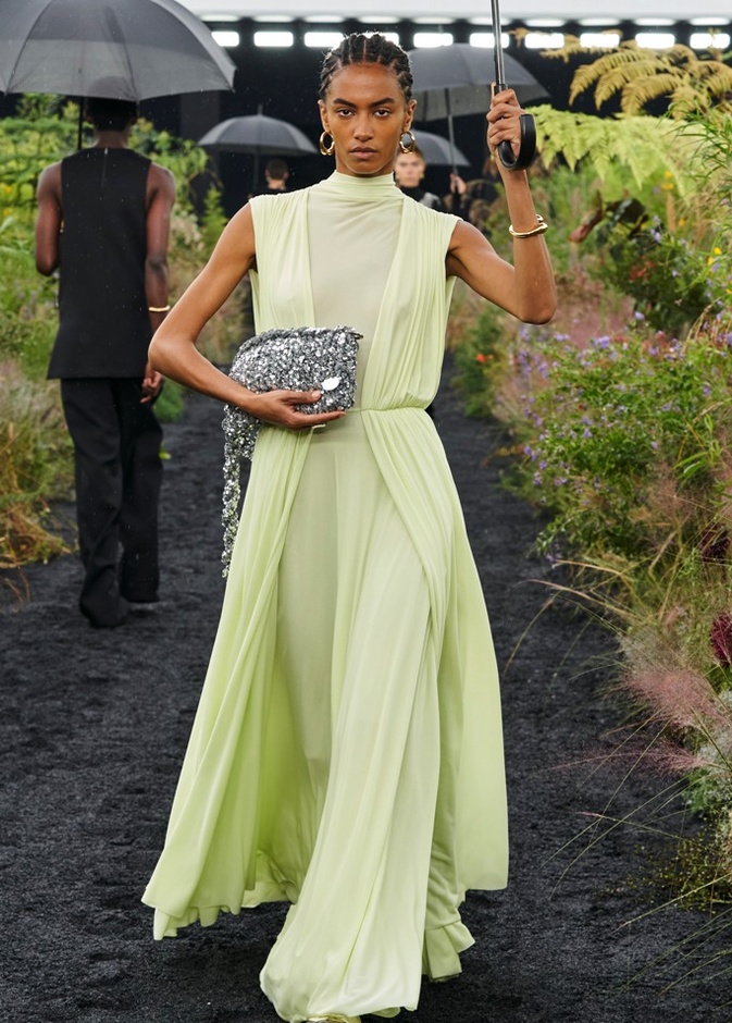 7 عروض تلوّنت بدرجات خضراء لموسم ربيع وصيف 2023