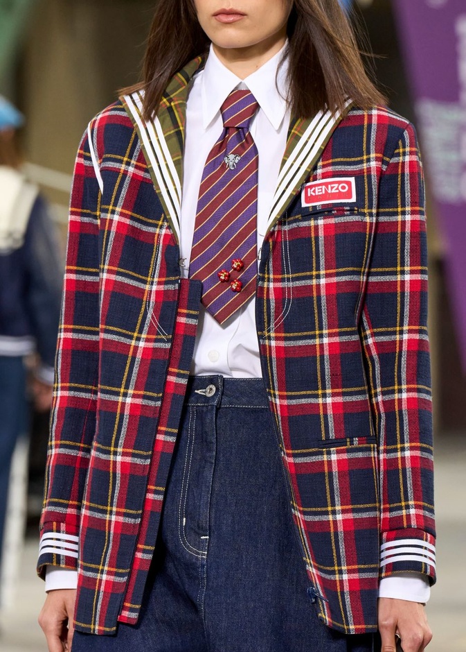 ربطة العنق لم تعد حكراً على الرجال  فهي من الصيحات المميزة في ربيع وصيف 2023