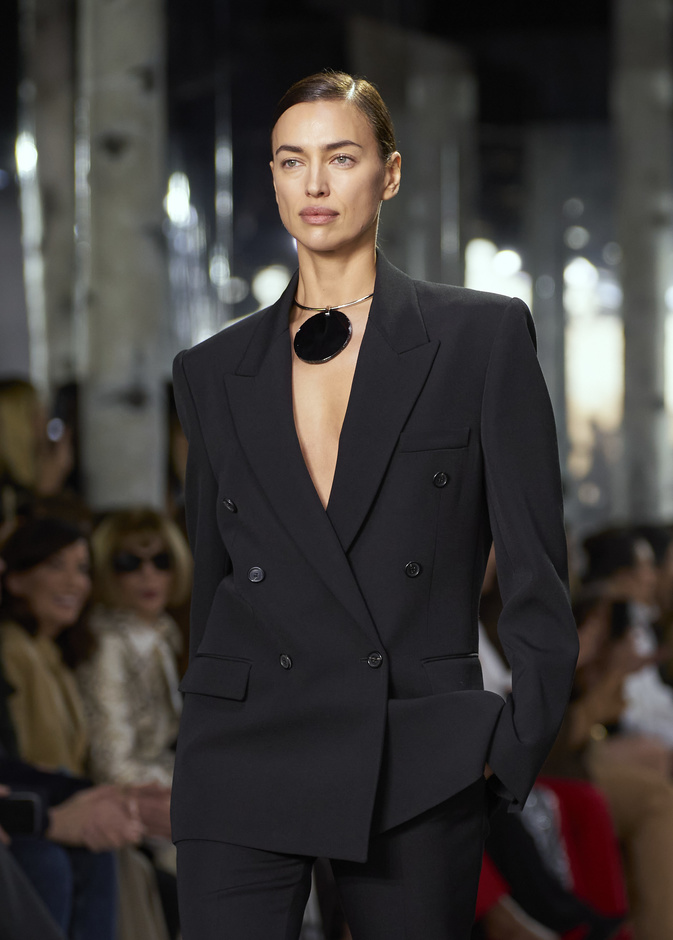 شتاء 2024 أسود فماهي دلالات هذا اللون ولماذا يعتبر من كلاسيكيات الموضة؟