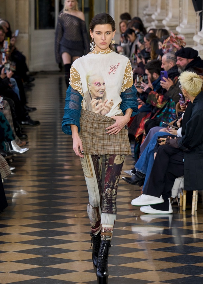 Andreas Khronthaler يكرّم المصممة فيفيان ويستوود في مجموعة خريف وشتاء 2023-2024