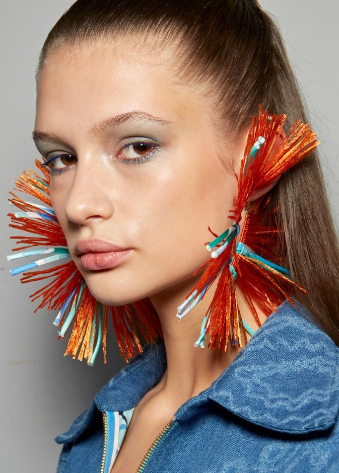 المكياج الملون يتوج صيحات موسم ربيع 2023 إليك طرق تطبيقه