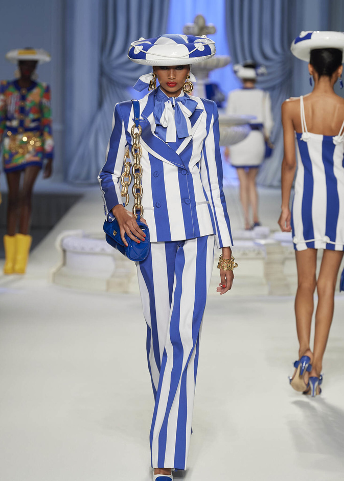 موضة البنطلون المقلم يعود إلى ساحة الموضة