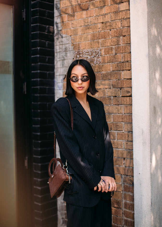 تنسيق الحقيبة البنية بإطلالات مميّزة بأسلوب Street style