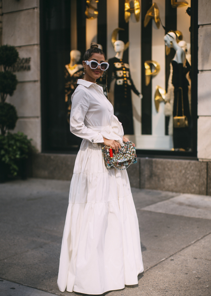 إطلالة مميّزة إعتمد فيها تنورة طويلة باللّون الأبيض من Street style