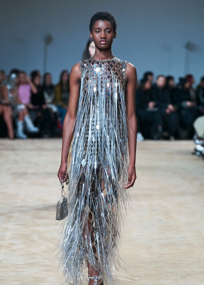 جوليان دوسينا يكرّم المصمم الراحل Paco Rabanne في مجموعة خريف وشتاء 2023-2024