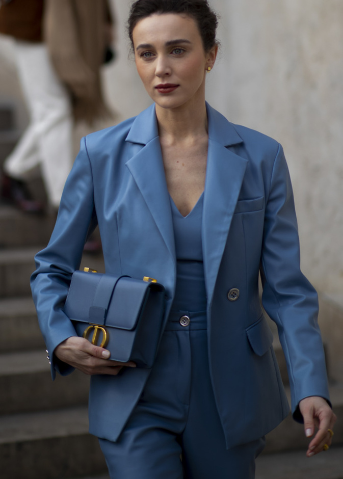 البدل الرسمية تصاميم مميزة تناسب المرأة خلال دوام عملها الصورة من Street style