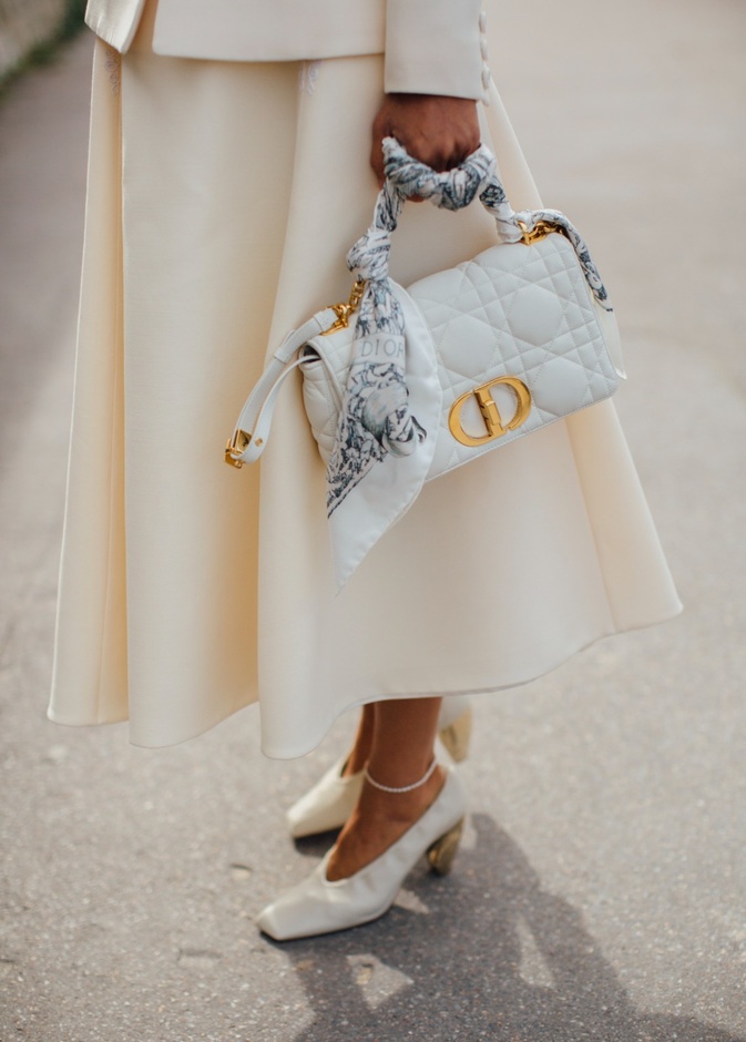 الحذاء الأبيض صيحة ربيعية لافتة بتنسيق عصري من Street style