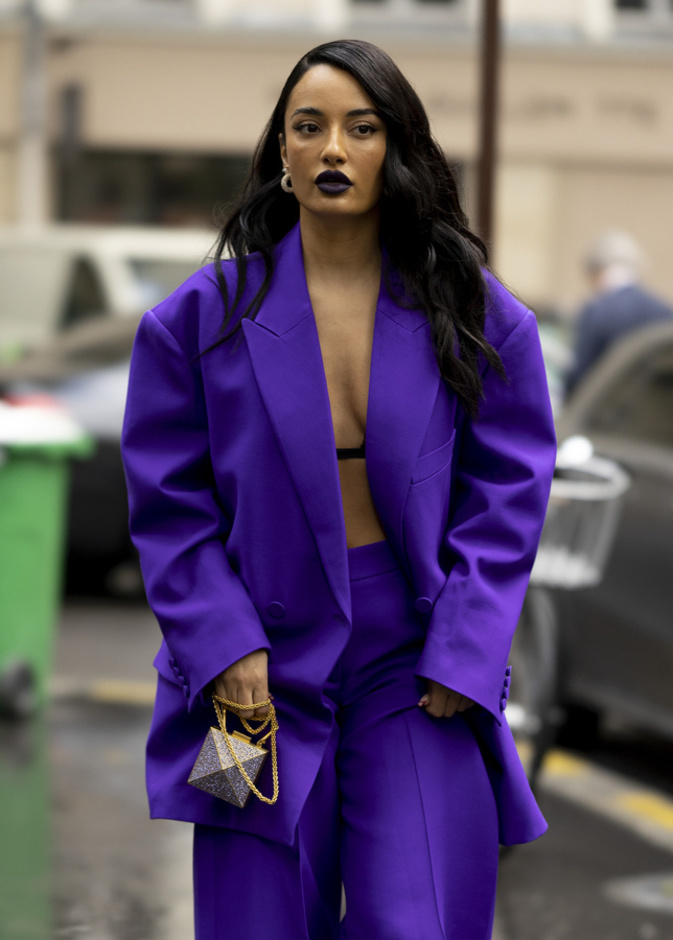 من وحي إطلالات Street style تعرفي معنا على كيفية تنسيق السروال الملون للوك ربيعي وعصري 