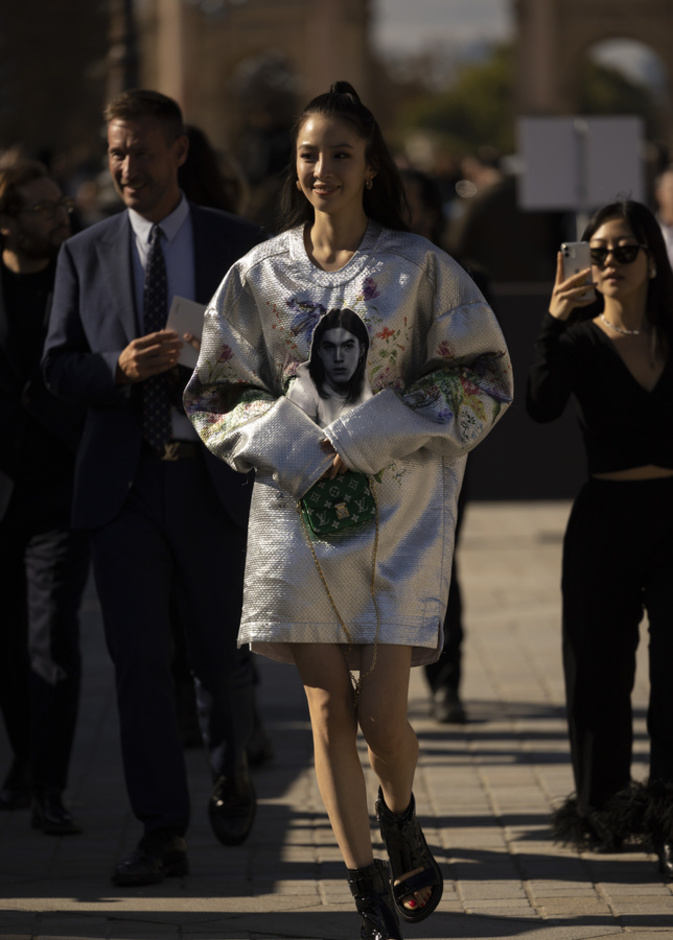 إطلالة ميتاليكية بأسلوب الفستان القصير من Street style