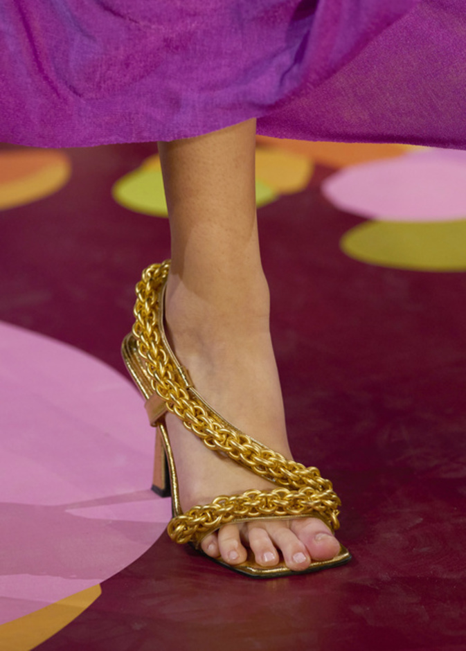 أحذية ميتاليكية بتصميم عصري لافت من Raisa Vanessa